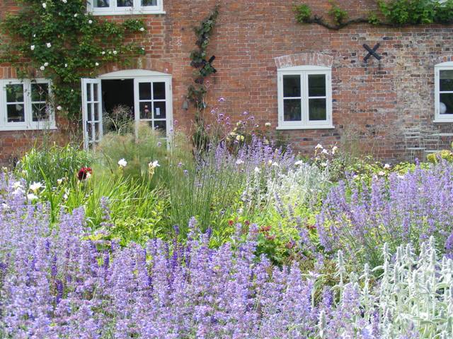 COUNTRY GARDEN, SLIMBRIDGE, GLOUCESTERSHIRE