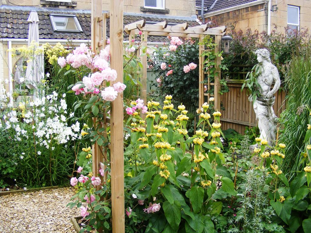 POETS' CORNER, LONG NARROW TOWN GARDEN, BATH